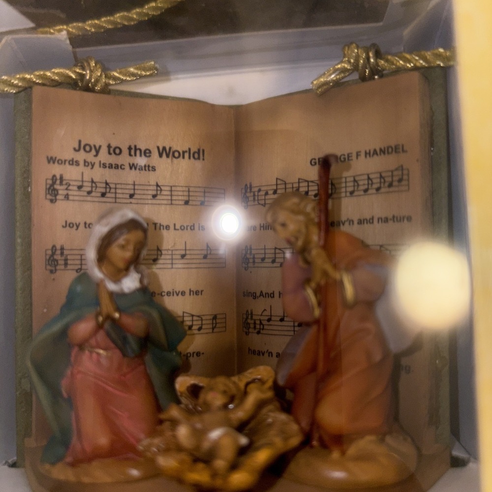 Fontanini Songbook Ornament Joy To The World Holy Family By Roman Inc. 2004 - Picture 2 of 6